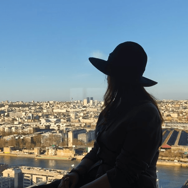 Alexandra avec un chapeau